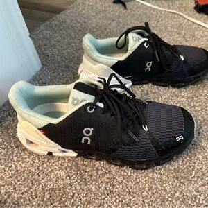 women’s Cloud flyer size 8.5 (euro40) in excellent condition!